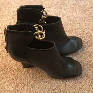 Black wedge boogie with gold chain detail
